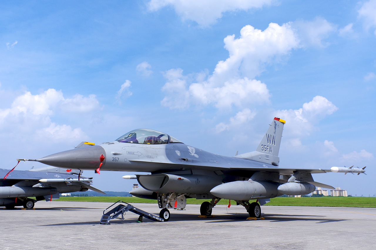 *F-16も艶っぽい