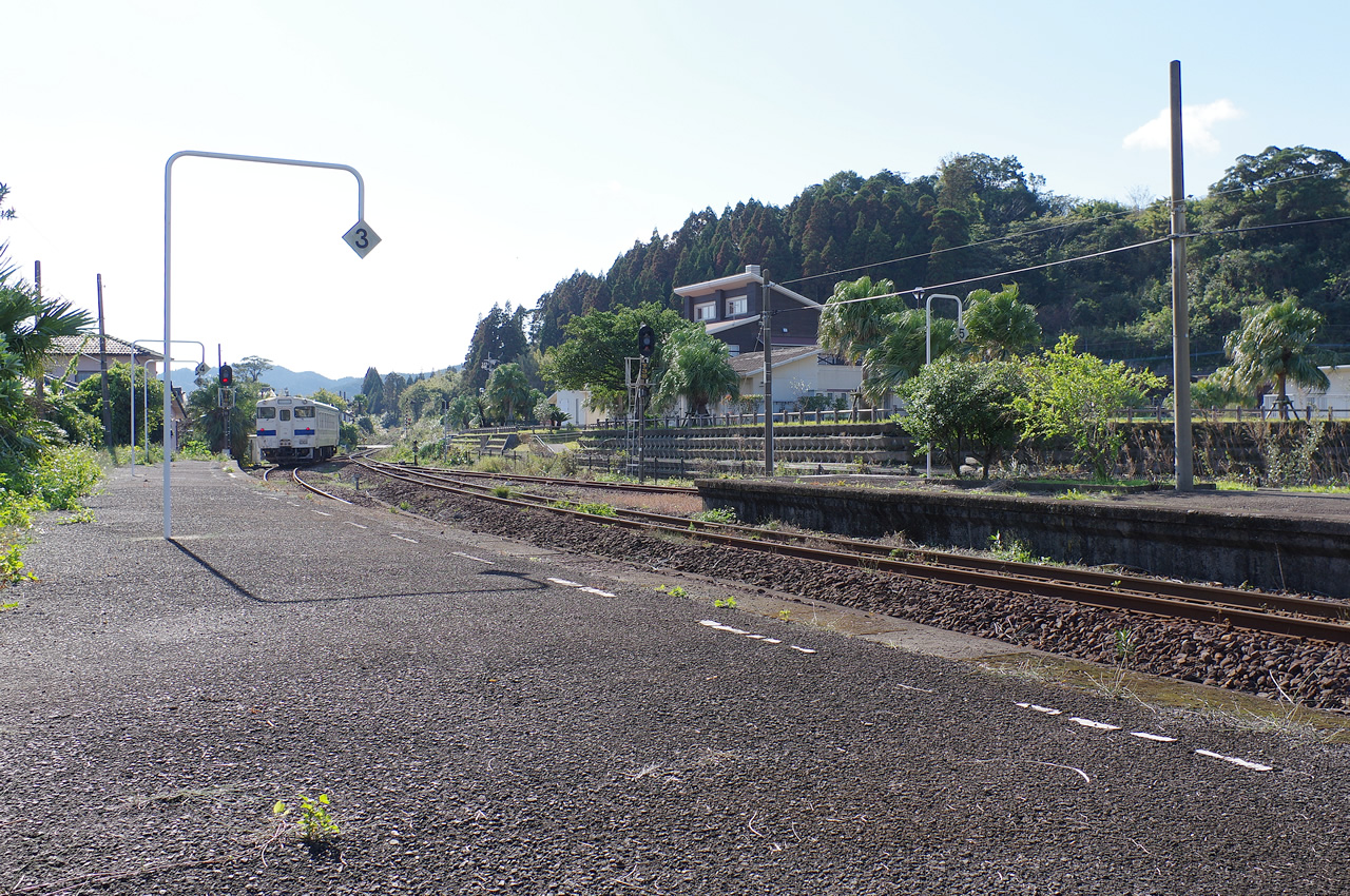 *青島駅とキハ40